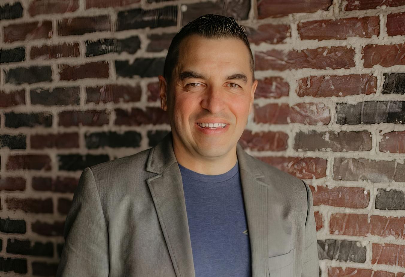 Julien, courtier automobile